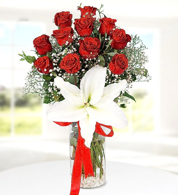 Vazoda Kırmızı Güller ve Lilyum